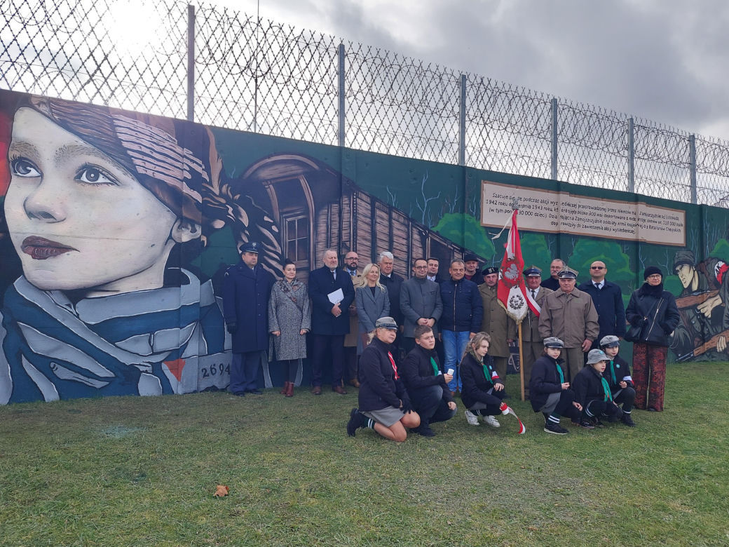 Odsłonięto mural. Obraz uliczny poświęcono Dzieciom Zamojszczyzny oraz obrońcom  mieszkńców zamojskich wsi