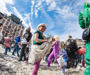 Nietypowa walka w centrum Krakowa: Zobacz zdjęcia z bitwy na poduszki! [AUDIO]