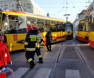 Warszawa zablokowana! Czołowe zderzenie tramwajów na skrzyżowaniu Solidarności i Jana Pawła przy kinie Femina