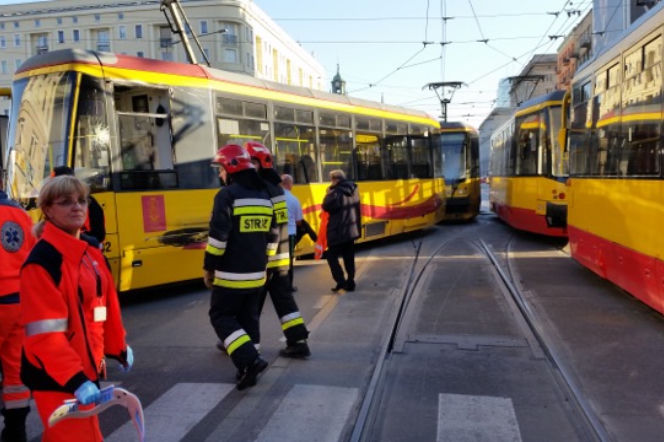 Warszawa zablokowana! Czołowe zderzenie tramwajów na skrzyżowaniu Solidarności i Jana Pawła przy kinie Femina