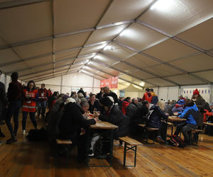 ​Ciepłe posiłki, darmowe porady, badania, a przede wszystkim zrozumienie i dobre słowo. Za nami IX Światowy Dzień Ubogich