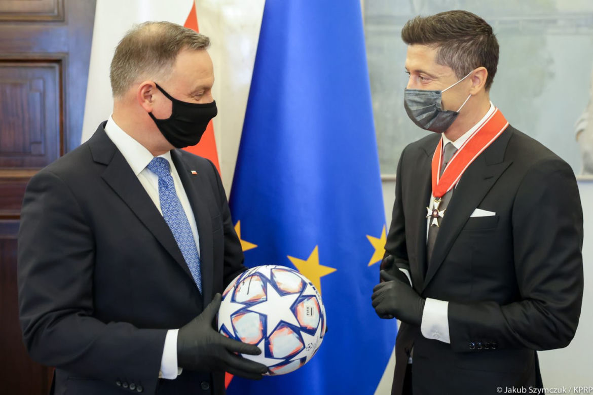 Robert Lewandowski odznaczony przez prezydenta Andrzeja Dudę