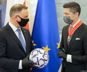 Robert Lewandowski odznaczony przez prezydenta Andrzeja Dudę
