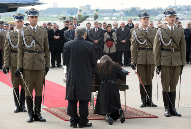 Ciało prezydenta Lecha Kaczyńskiego przyleciało do Polski