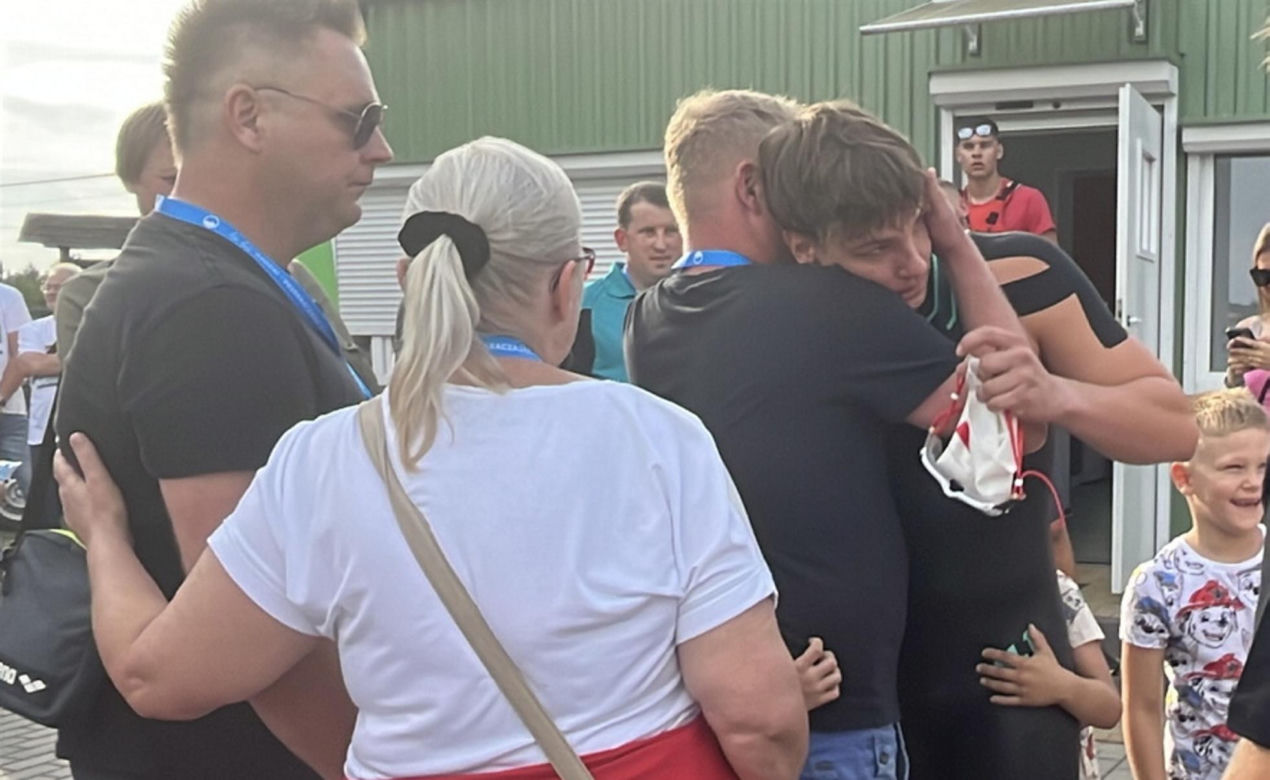 Damian Błaszczyk przez 44 godziny przepłynął 100 km pod zalewie Bojary pod Biłgorajem, kwestując w ten sposób dla 12-letniego ciężko chorego Adasia