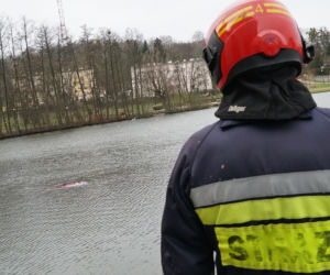 Mrągowo: Samochód wjechał do jeziora Magistrackiego
