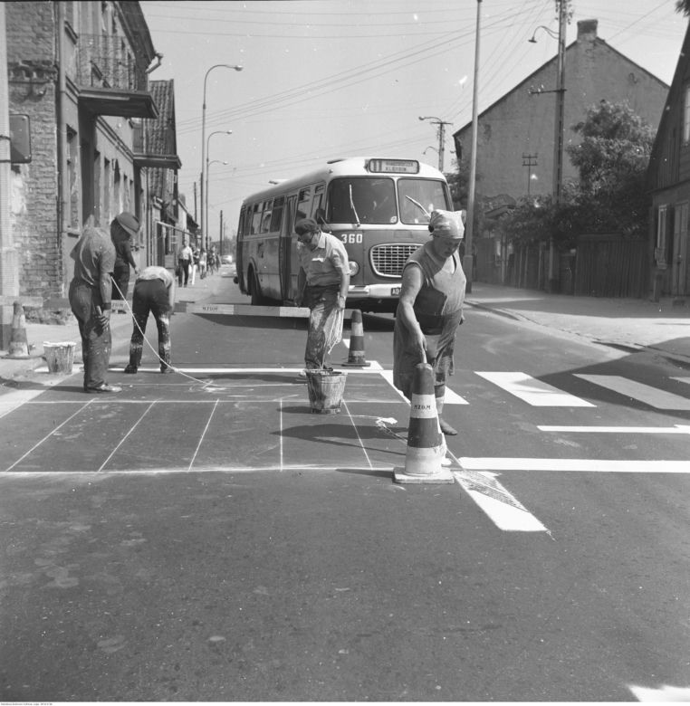 Malowanie znaków poziomych na jezdni. W tle autobus Miejskiego Przedsiębiorstwa Komunikacyjnego Jelcz, Białystok, 1973 r.