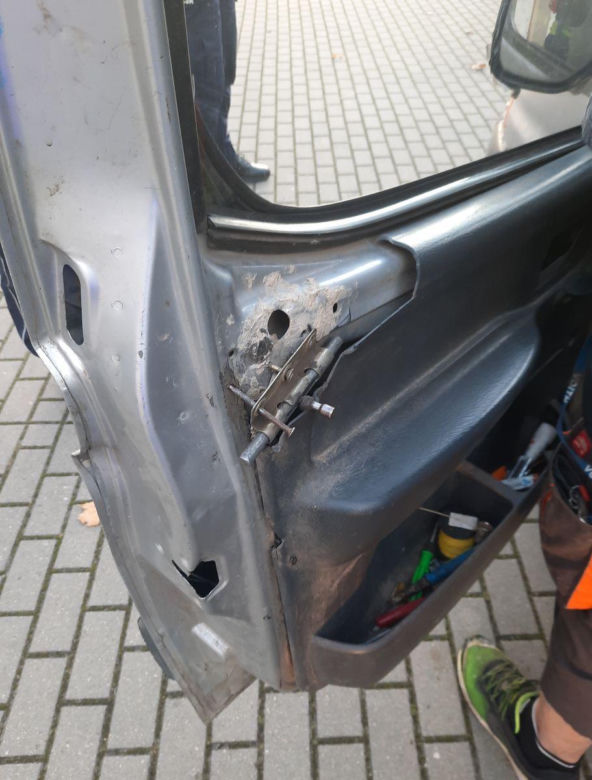 Wrak na kółkach gotowy do jazdy! Strażnicy nie mogli uwierzyć, co zobaczyli na osiedlu