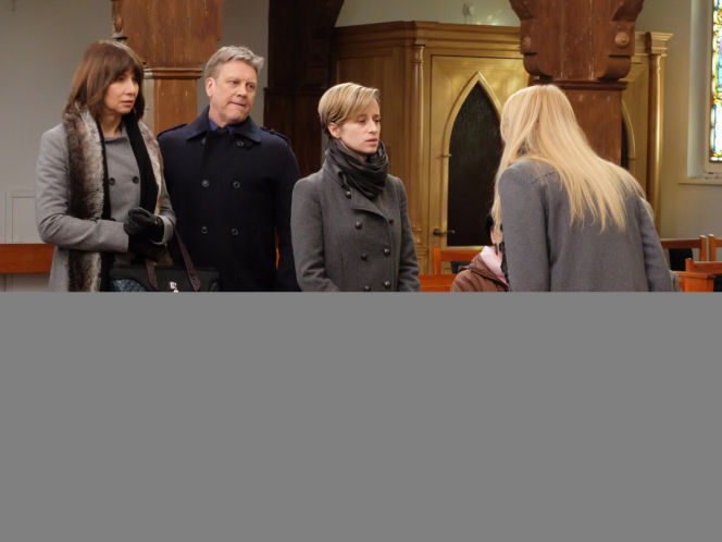 Pierwsza miłość odc. 2101. Pogrzeb Dagi. Jowita (Joanna Opozda), Sabina (Urszula Dębska), Grażyna (Grażyna Wolszczak), Grzegorz (Jan Jankowski)