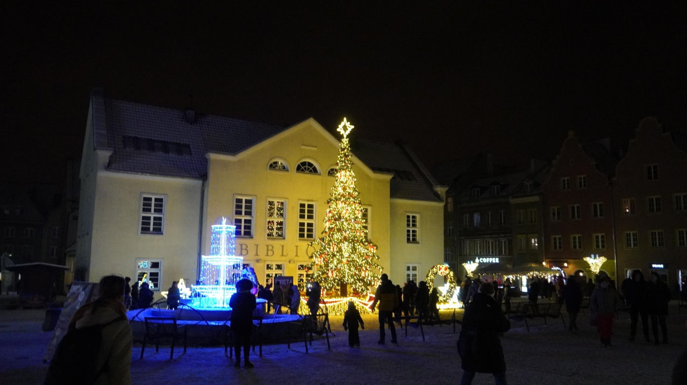 Świąteczne iluminacje w Olsztynie zachwycają. Prawdziwą „gwiazdą” jest choinka na starówce [ZDJĘCIA]