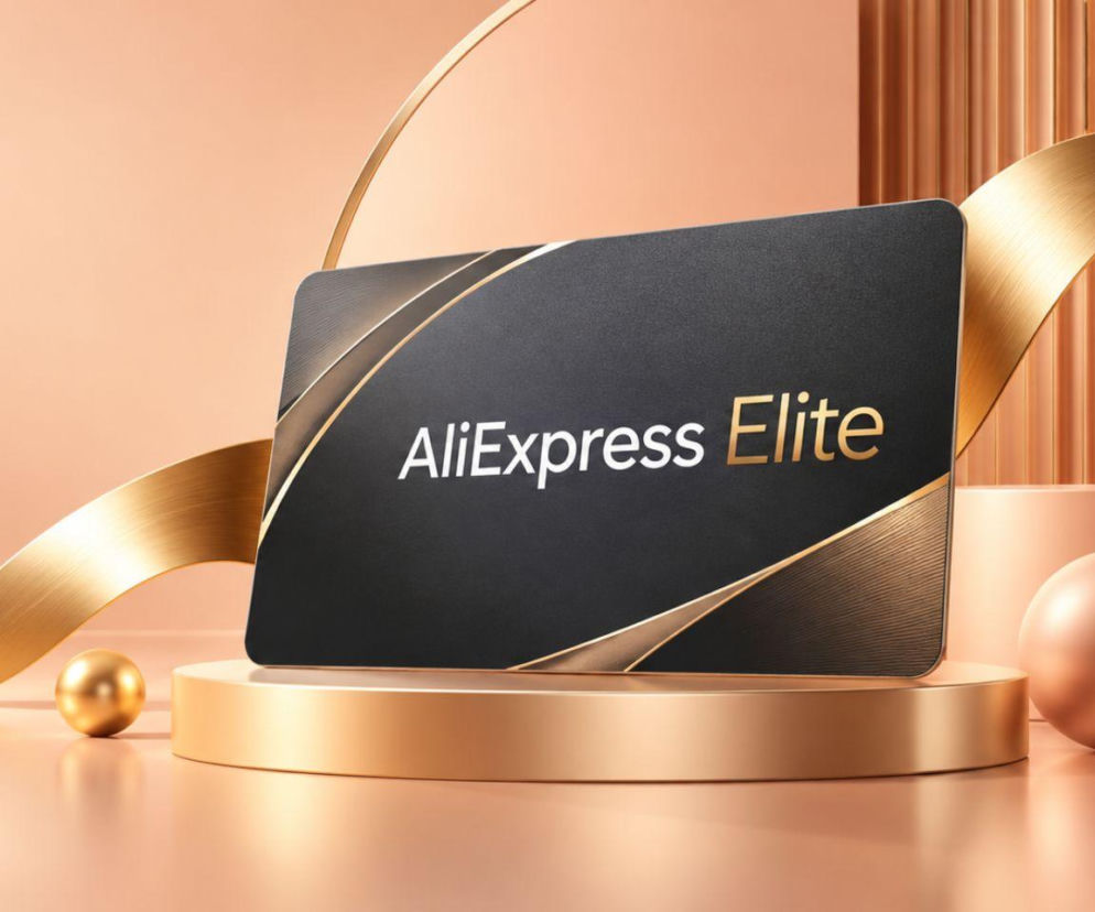 Ciemna karta AliExpress Elite na złotym postumencie. O nowym programie dla klientów przeczytasz na Eska.