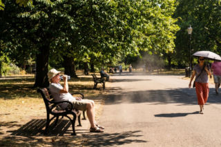 Groźne skutki fali upałów. Jak rozpoznać i unikać udaru słonecznego oraz cieplnego?