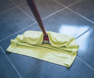 Rozlałam to przypadkiem na płytki w kuchni. Po chwili fugi były czyste jak zaraz po remoncie. Sposób na czyszczenie fug 