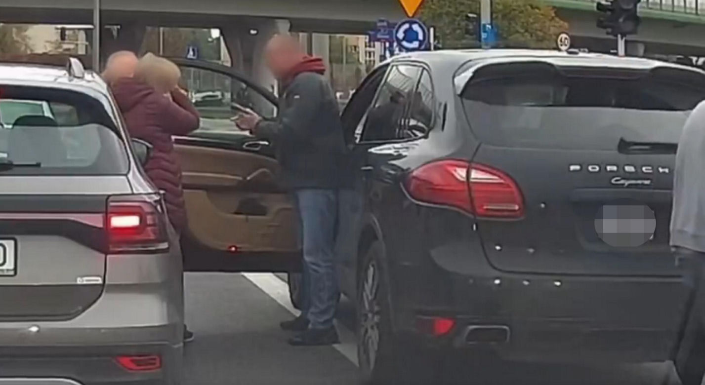 Kierowca Porsche zaatakował starszą kobietę. Chwilę potem uciekł spod świateł