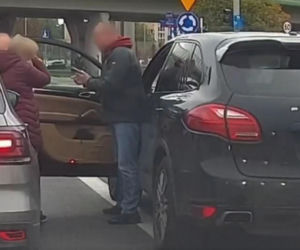 Kierowca Porsche zaatakował starszą kobietę. Chwilę potem uciekł spod świateł