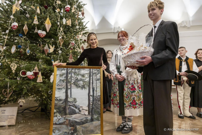 W Pałacu Prezydenckim już święta. Marta Nawrocka z rodziną ubierała choinkę