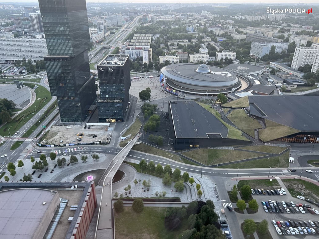 Policyjny śmigłowiec Bell 407GXi krąży nad Katowicami i Gliwicami. Wiemy, dlaczego 
