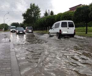 Ulewa w Rzeszowie! Rynny nie wytrzymują od nadmiaru deszczu [ZDJĘCIA,WIDEO]