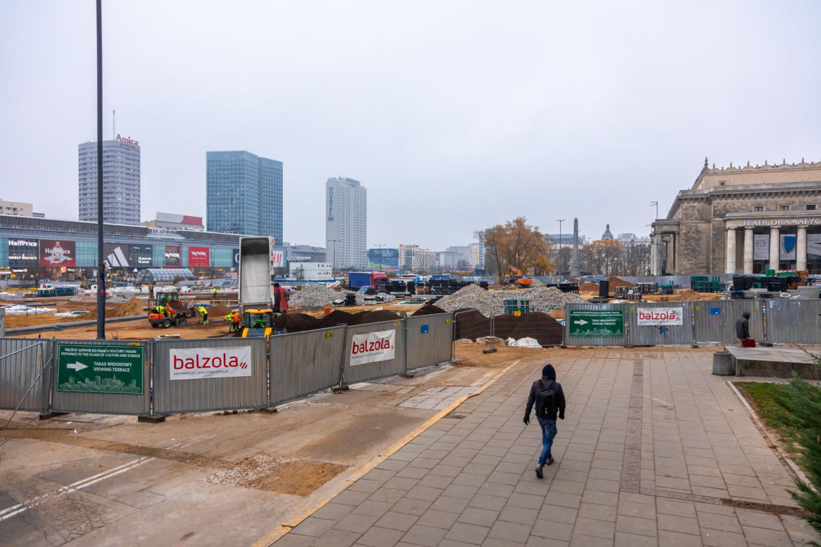 Trwa przebudowa części dawnego Placu Defilad w plac Centralny