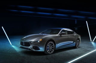 Oto Maserati Ghibli Hybrid z dwulitrowym silnikiem. Hybrydowa wersja porzuca widlastą szóstkę na rzecz R4