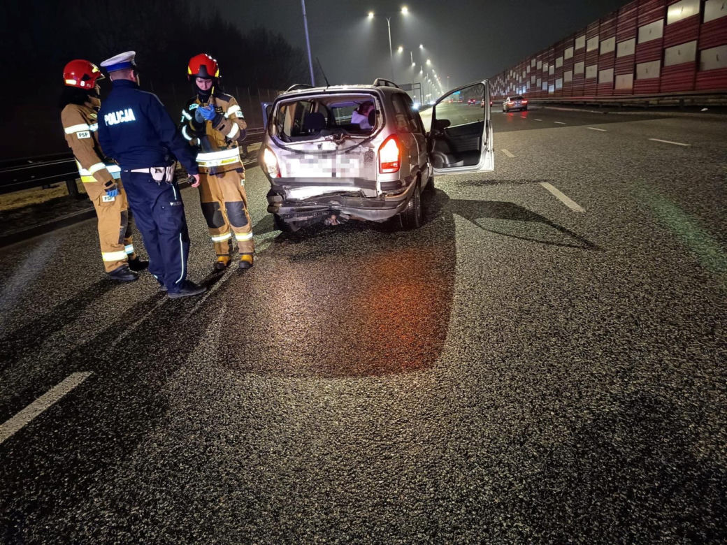Wielka kraksa na Trasie Łazienkowskiej. Zgasł mu Opel, huknął w niego Renault