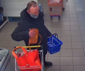 Kraków: ZŁODZIEJ poszukiwany przez policję! Rozpoznajesz go? Zobacz, jak ukradł torebkę 