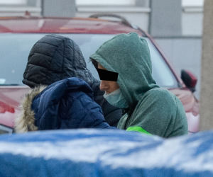 Nożownik z Torunia Luca L. doprowadzony na przesłuchanie do prokuratury