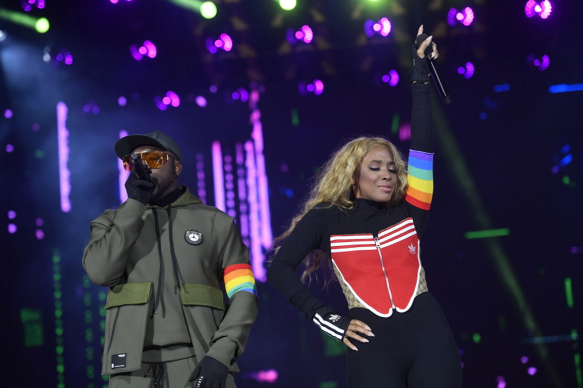 Black Eyed Peas z tęczowymi opaskami na scenie Sylwestra Marzeń. Ważny gest