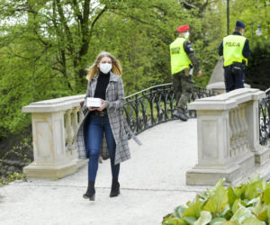 Gwiazda Przyjaciółek w parku bez maseczki. Wszystko przez głód