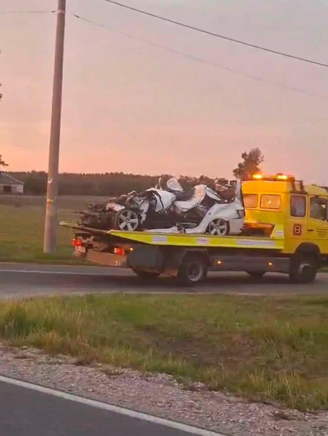 Makabra na drodze! 20-letni kierowca zginął na miejscu. Skoda zmiażdżona pod naczepą