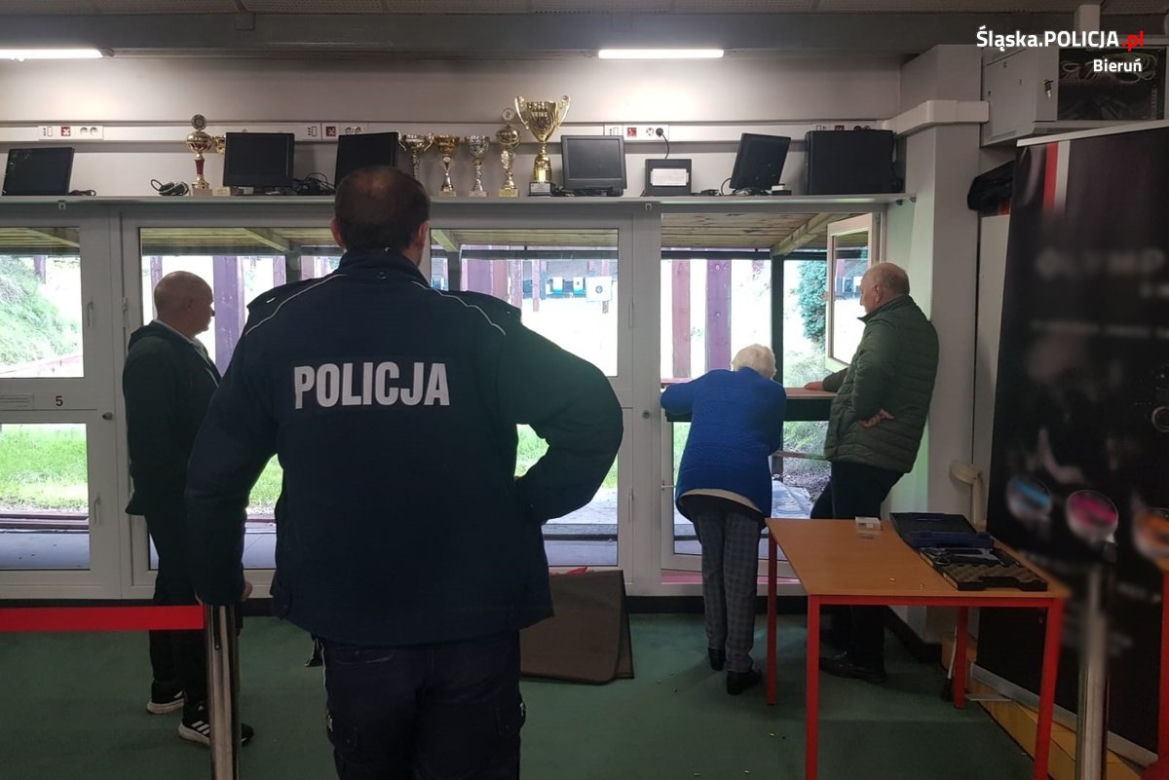 Policjanci zabrali Panią Zofię na strzelnicę