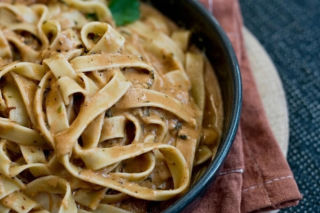 Makaron z masłem i miso – kremowy obiad z 5 składników, który podbija internet