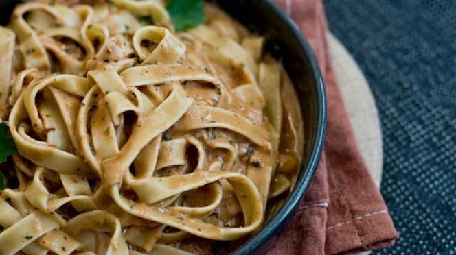 Makaron z masłem i miso – kremowy obiad z 5 składników, który podbija internet