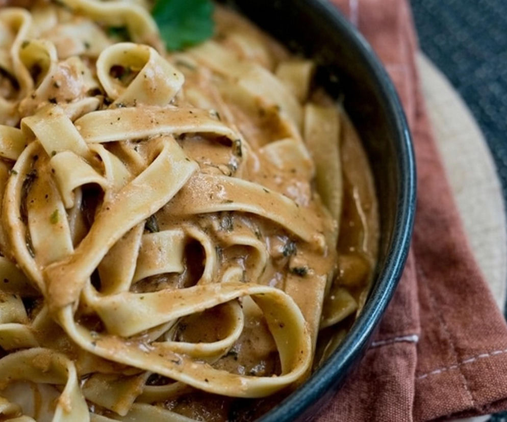 Makaron z masłem i miso – kremowy obiad z 5 składników, który podbija internet