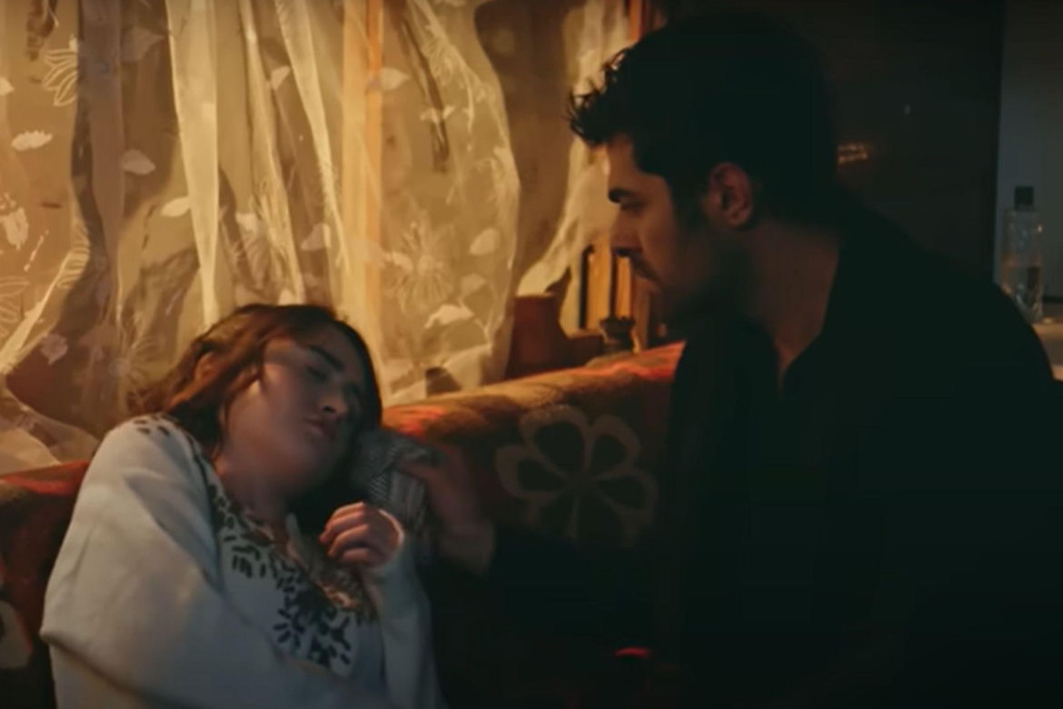 Wichrowe wzgórze. Halil zaopiekuje się Zeynep, gdy ta dostanie wysokiej gorączki 