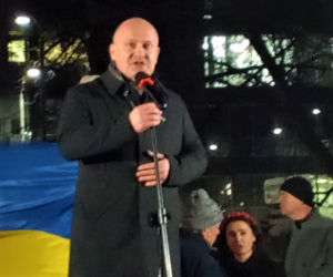 Manifestacja przeciwko wojnie na Ukrainie na placu Solidarności w Szczecinie