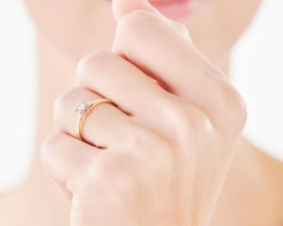 Jak wybrać pierścionek zaręczynowy z diamentem? Praktyczny przewodnik