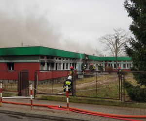 Ostrów Mazowiecka. Pożar opuszczonego budunku szkolnego.