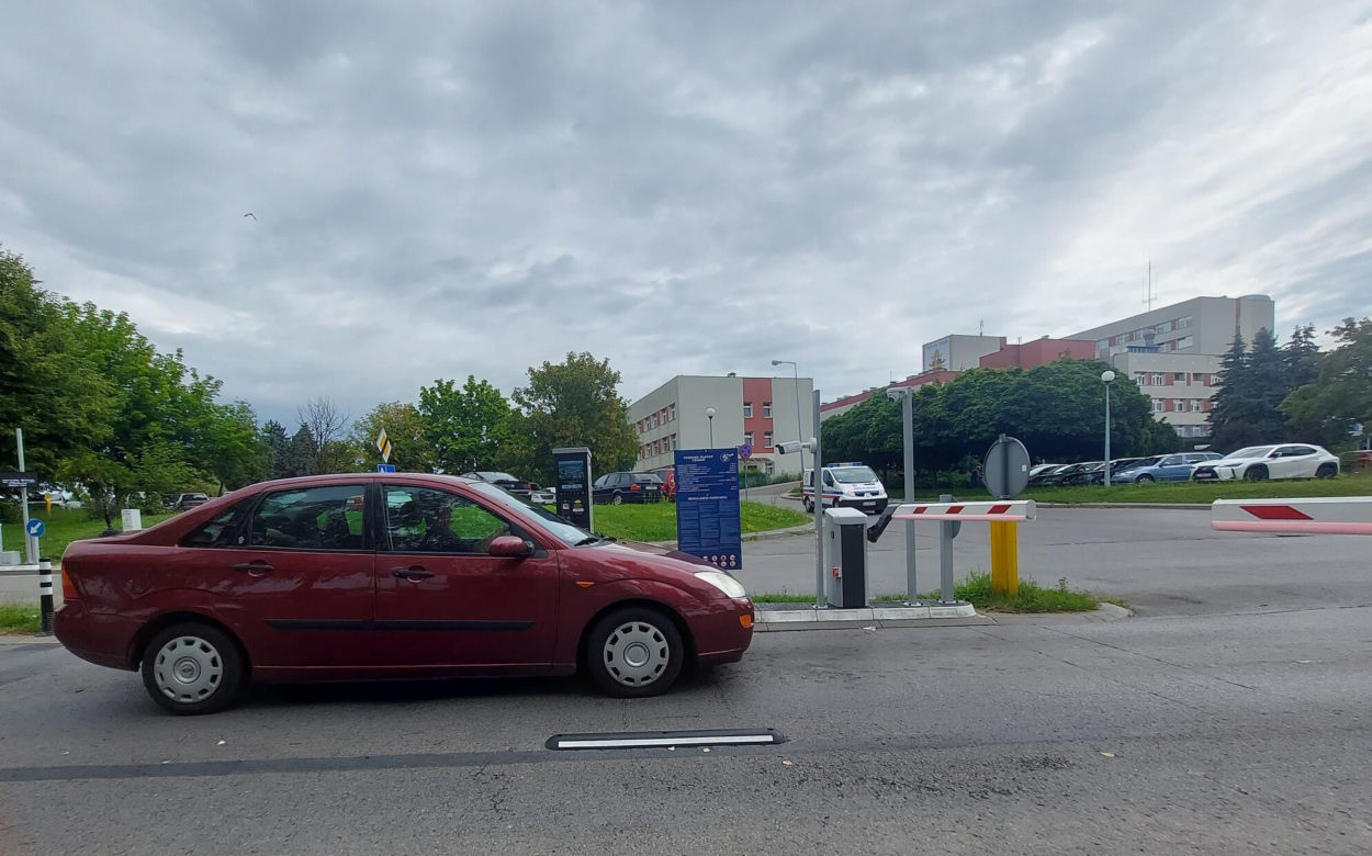 Szpital "papieski" ma nowy system parkingowy