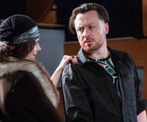 Na Wspólnej odc. 3267. Celina Jantar (Joanna Sydor), reżyser Halicki (Adam Szczyszczaj)	
