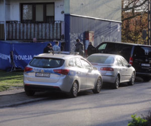 Łódź: Półtoraroczna dziewczynka wypadła z okna wieżowca. Ojciec był wtedy w kuchni