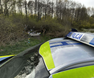 Rocznica tragedii zamieniła się w koszmar. Tajemniczy pakunek przerwał uroczystość