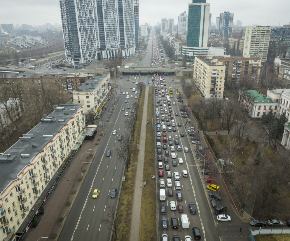 Wojna na Ukrainie - mieszkańcy opuszczają Kijów