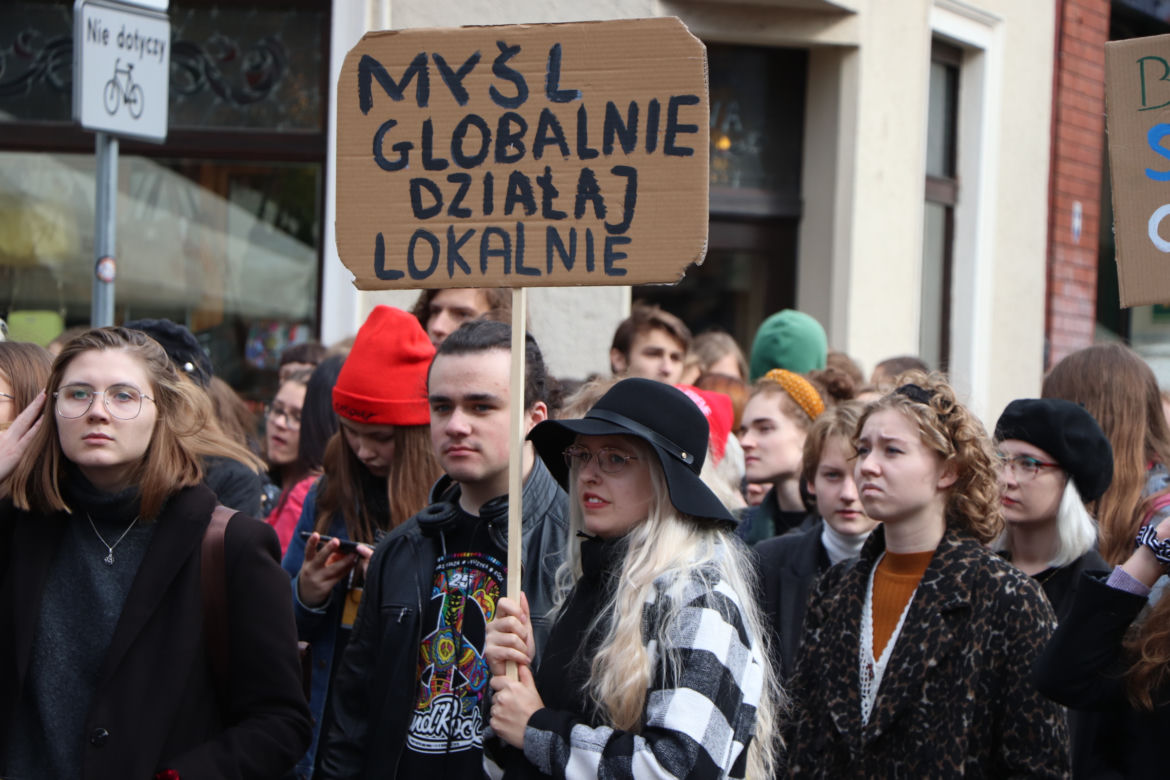 Młodzieżowy Strajk Klimatyczny w Toruniu. Protestowali przeciwko rządowi i korporacjom