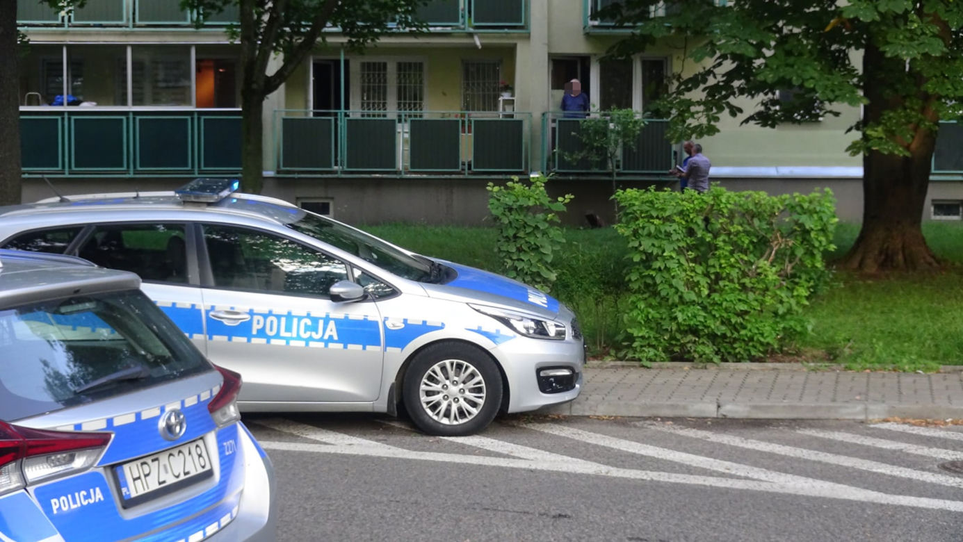 Kobieta wypadła z drugiego piętra