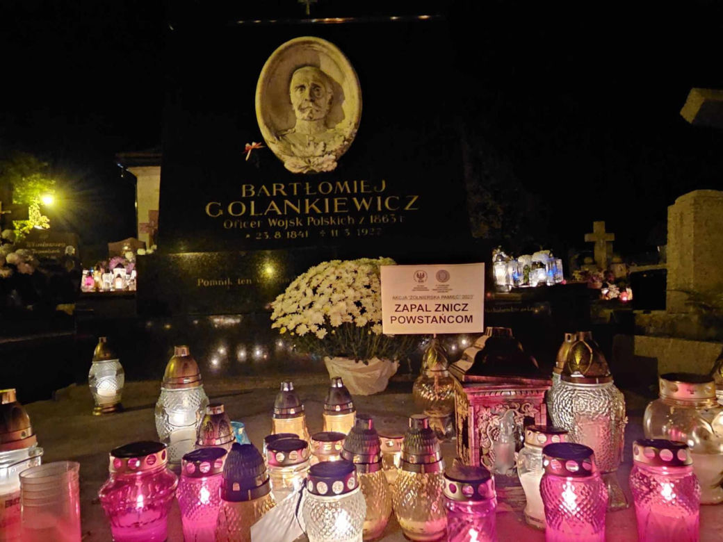 Świąteczne cmentarze po zmroku