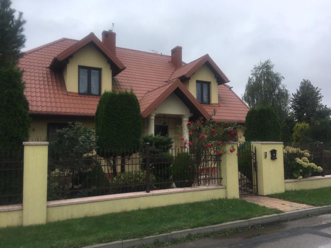 W takich warunkach mieszka Czarnek. Tak dom wygląda w środku