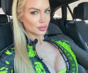 Była pierwszą nieoficjalną Miss Mundialu. Tak wygląda seksowna „matka chrzestna”