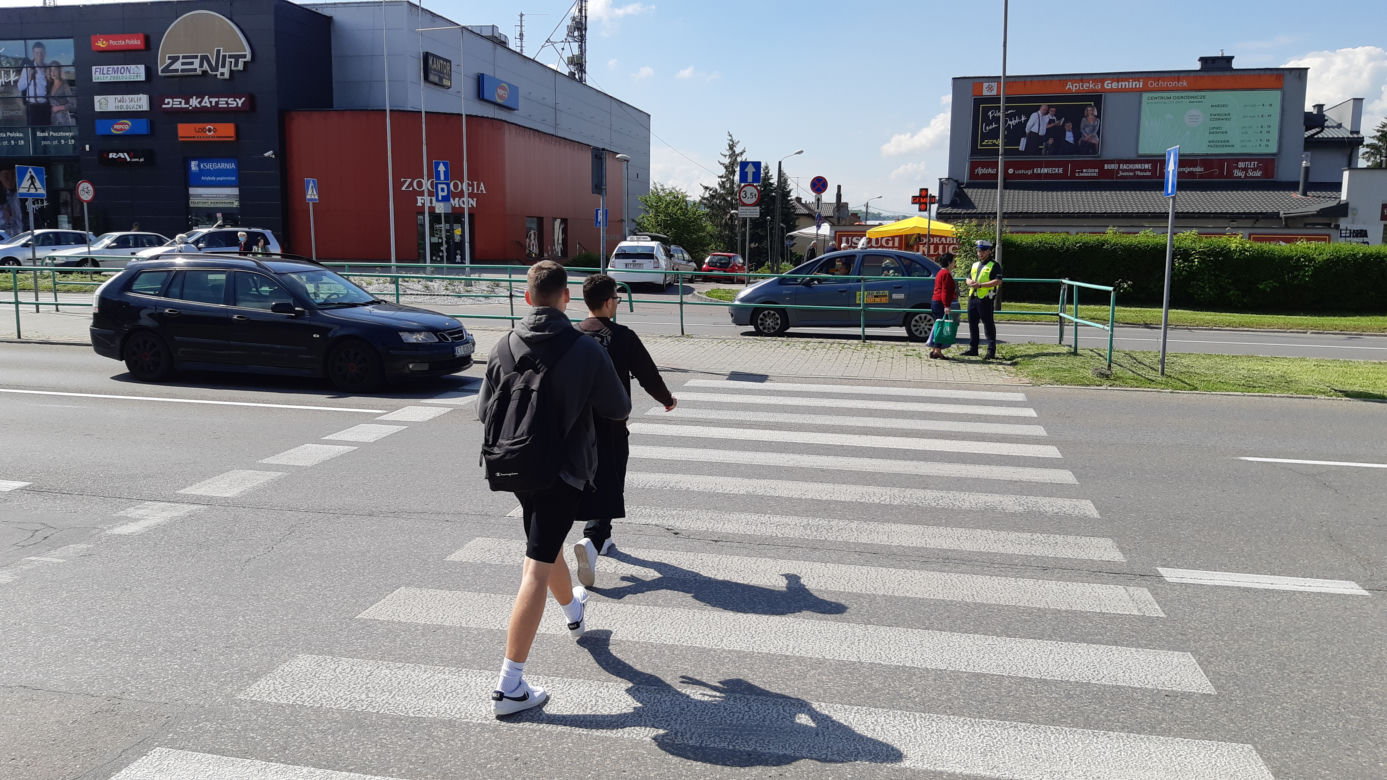 Mandat za używanie komórki na pasach. Akcja tarnowskiej policji. Zobacz zdjęcia!