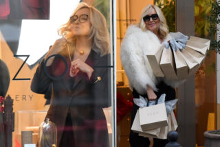 Odmieniona Agata Młynarska w białym futerku mknie przez najdroższą ulicę w Warszawie. Wykupiła pół sklepu jubilerskiego?